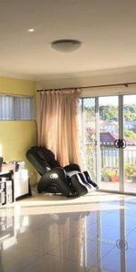 Spacious&comma; Modern Townhouse - Photo 4