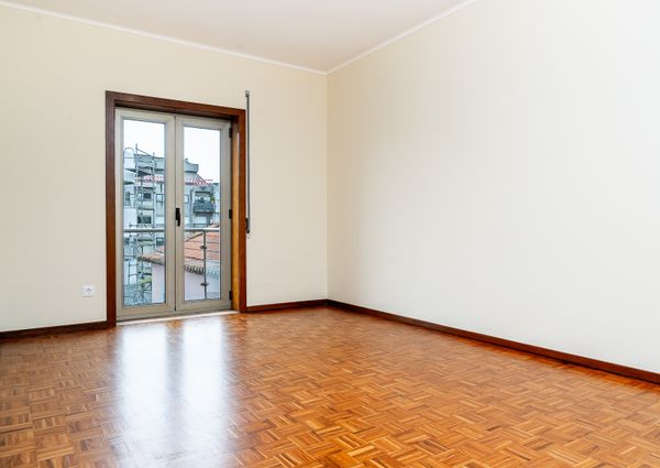 2+1 Bedroom Apartment in Canidelo (Remodeled)