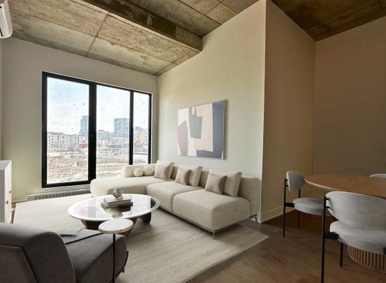 Condo moderne d'une chambre, récemment rénové, disponible à la location, semi-meublé! - Photo 1