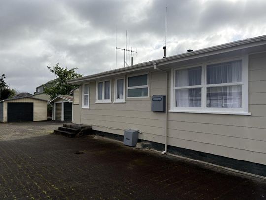 Handy, Homely Haven Near the Hospital - Photo 1