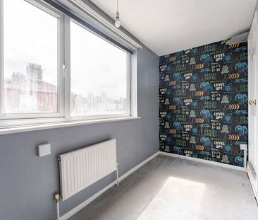 4 bedroom end of terrace house to rent - Photo 2