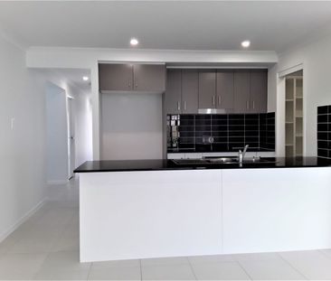 BEAUTIFUL SPRING MOUNTAIN 4 BEDROOM 2 BATHROOM HOME - Photo 5