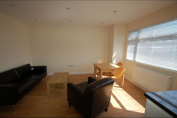 2 Bed Flat, Park Road, NW4 - Photo 1