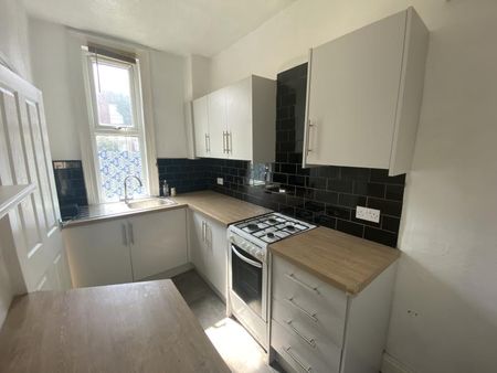 Compton Row, Harehills, LS9 - Leeds - Photo 3