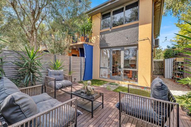 Spacious Windsor apartment with direct access to a park - Photo 1