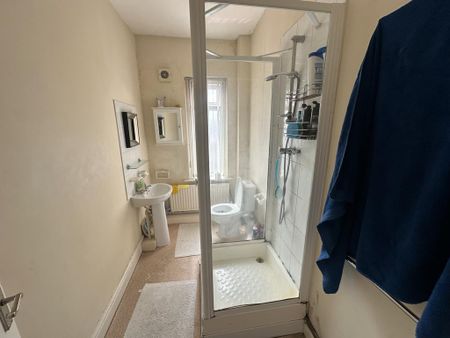 1 bedroom in a house share to rent - Photo 5