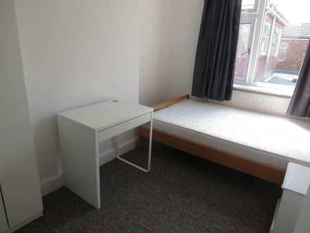 Bedroom Semi Detached House In Winton, BH9 - Photo 5