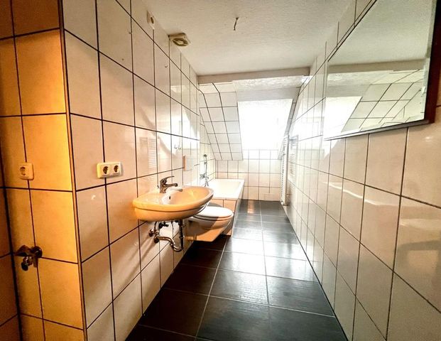 Moderne 3-Zimmer-Dachgeschosswohnung mit Einbauküche – Zentral gelegen - Foto 1