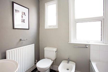 3 bedroom semi-detached house to rent - Photo 4