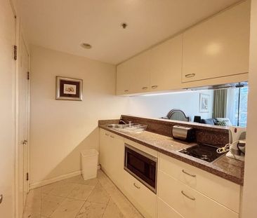 Perfectly located large studio apartment - Photo 4