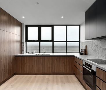 Boutique Luxury Living with Panoramic City Views. - Photo 1