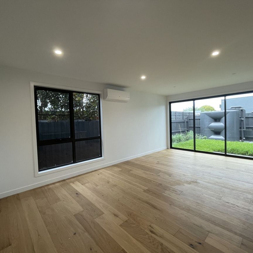 Almost New Luxurious Townhouse ! - Photo 1