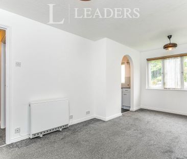 2 bedroom apartment to rent Canons Close, Reigate, RH2 - Photo 2