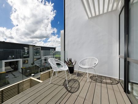 Sleek Chic Hobsonville Townhouse - Photo 4