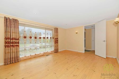 Generous Family Home in Sought After Location! - Photo 2