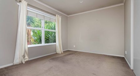 Bright 2 Bedroom w Garage - Photo 2