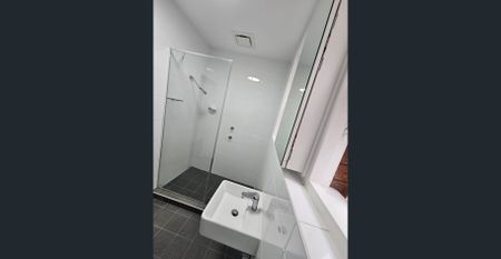 2 Bdr freshly painted unit close to shops and trains in Rockdale - Photo 2