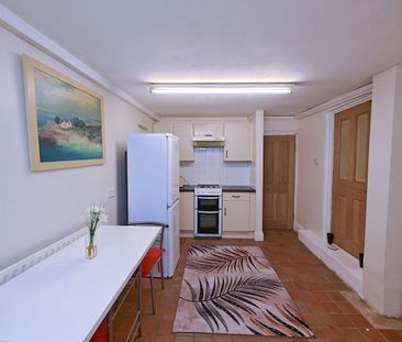 1 Bed Semi-Detached House, Florida Road, CR7 - Photo 3