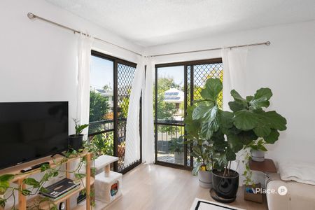 CBD-Fringe Living with Space, Comfort & Convenience - Photo 2