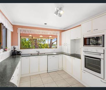 Home Sweet Home – Fully Furnished 4-Bedroom Property - Photo 6