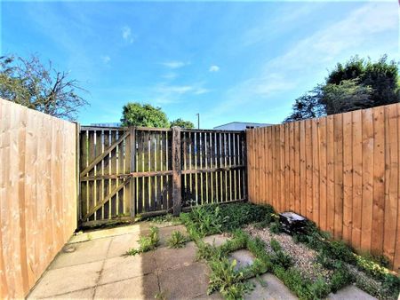 3 bedroom flat to rent - Photo 4
