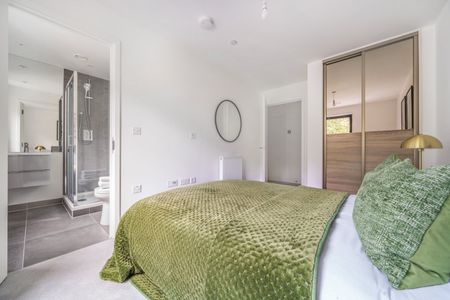 Flat to rent - Whiffens Avenue, Chatham, ME4 - Photo 2