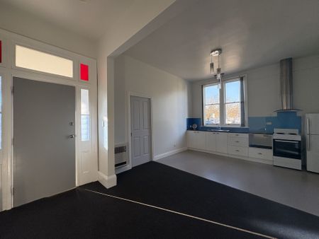 Live here in a perfect location! - Photo 5