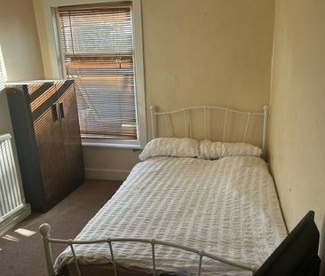 Room in a Shared House, Boswell Road, CR7 - Photo 3