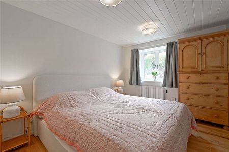 Superb two bedroom ground floor flat in Burford. 2ND HOME OR CORPORATE LET ONLY - Photo 4