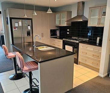 Spacious 4BR family haven with new ext - Photo 6