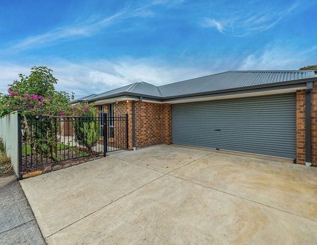 Beautiful 3 Bedroom Home in a Desirable Neighbourhood - Photo 1