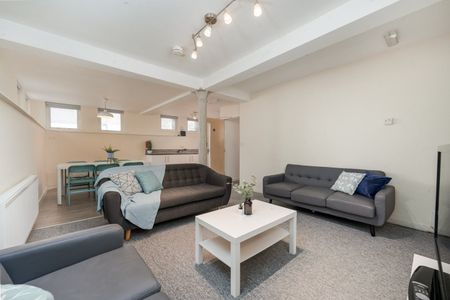 8 Bed Flat, Trafalgar Street, S1 - Photo 2