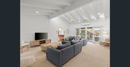 A home to sink into and find your coastal zen - Photo 2