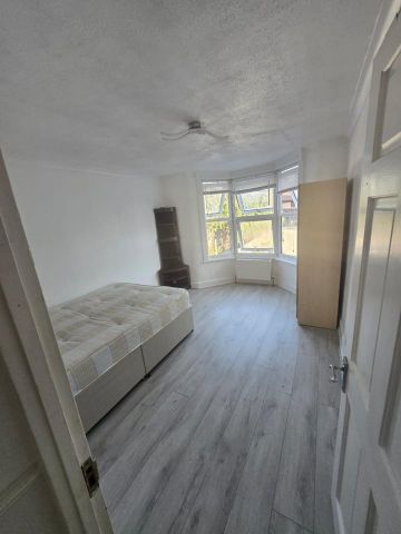 Room in a Shared House, Heigham Road, E6 - Photo 3