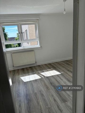 3 bedroom flat to rent - Photo 3