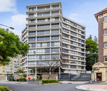 Streamlined apartment in idyllic jacaranda-lined street - Photo 4