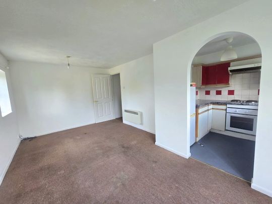 2 bed flat to rent in Cygnet Close, London, NW10 - Photo 1