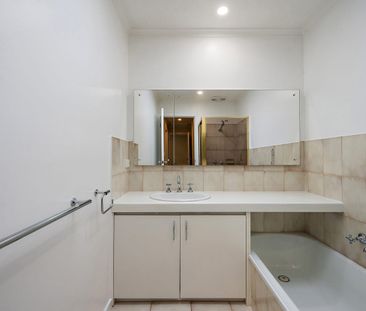 Spacious 2 Bedroom Unit in Ideal Location! - Photo 5