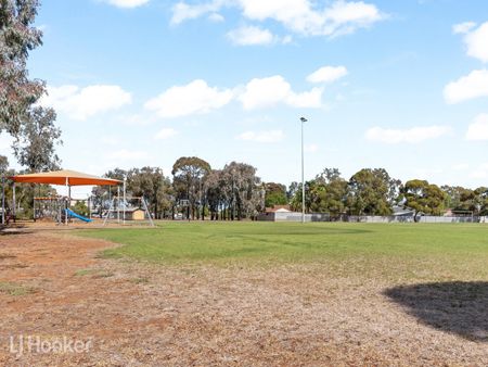 8 Hammond Avenue, Brahma Lodge SA 5109 - House For Rent | Domain - Photo 3