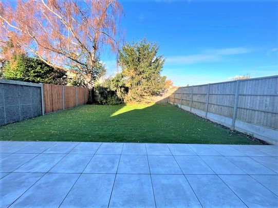 4 bedroom end of terrace house to rent - Photo 1