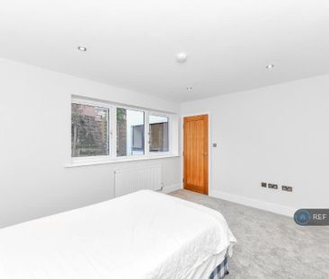 6 bedroom detached house to rent - Photo 2