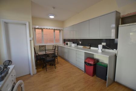 1 bedroom in a house share to rent - Photo 4