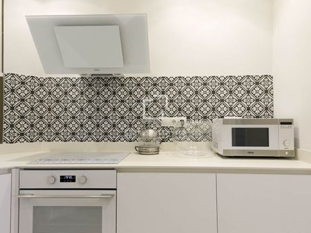Renovated 4-bedroom apartment for rent in Extramurs, Valencia - Photo 4