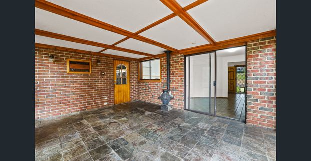 5 Alexander Crescent, Hackham - Spacious Backyard with Endless Potential - Photo 1