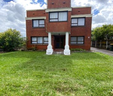 DRURY, 5 BEDROOMS - Photo 6