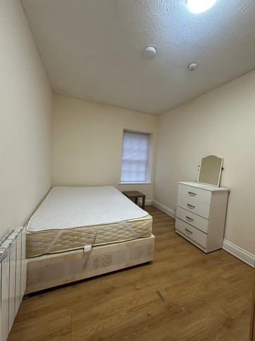 3 bedroom flat to rent - Photo 3