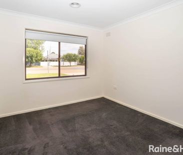 SPACIOUS & UPDATED FAMILY HOME IN PRIME CENTRAL LOCATION - Photo 4