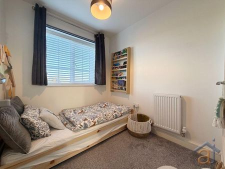 3 bedroom semi-detached house to rent - Photo 3