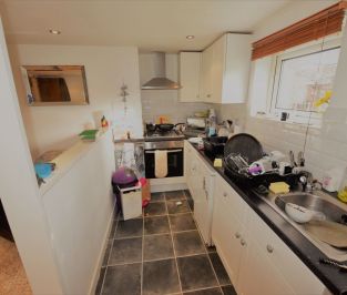 7 bedroom House in & Knowle Road, Leeds - Photo 5