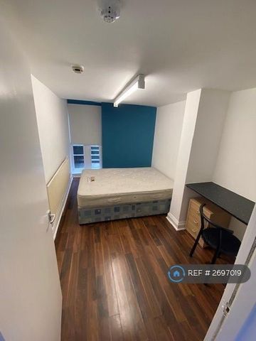 3 bedroom flat to rent - Photo 4